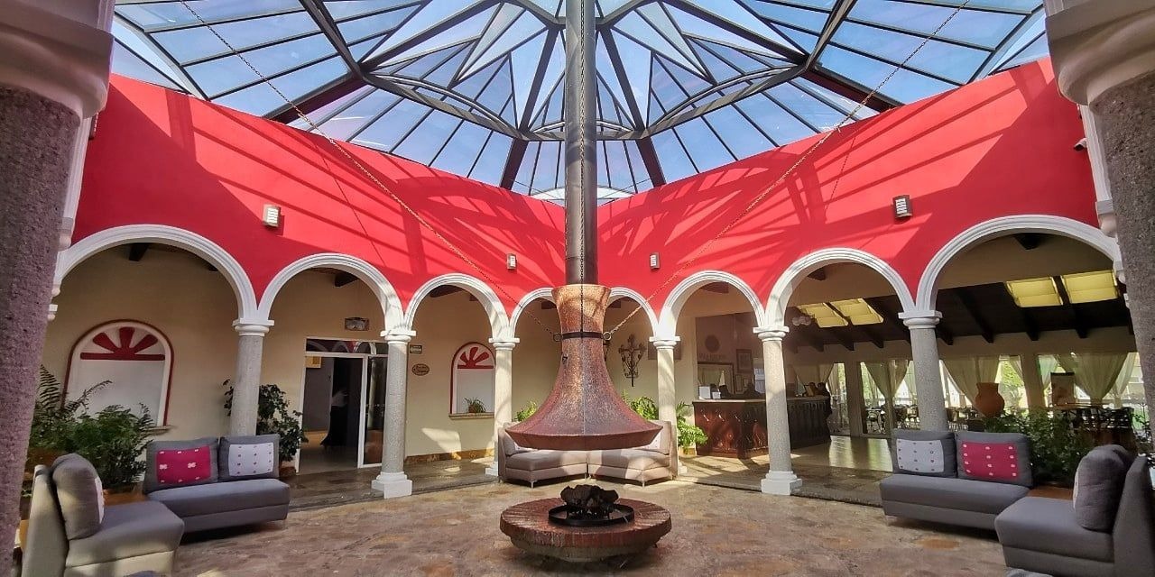 Patio central del hotel con arcos coloniales y luz natural