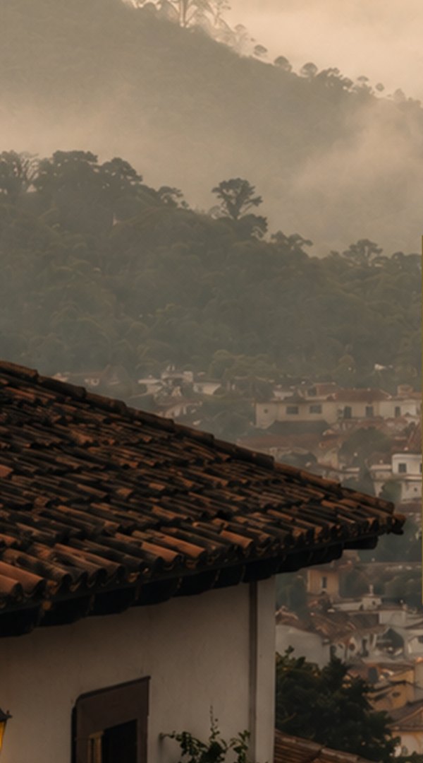 Tejados de San Cristóbal de las Casas con la ciudad y las montañas al fondo