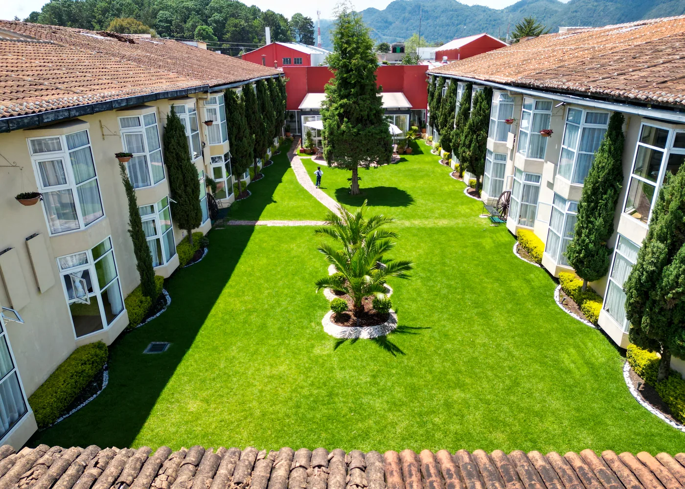 Vista aérea del jardín central del hotel, rodeado por las habitaciones