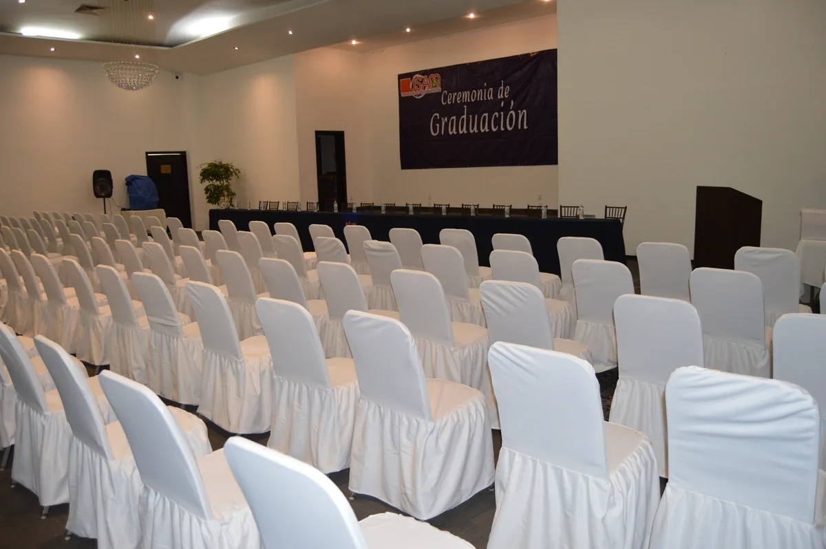 Salón montado en formato auditorio para una ceremonia de graduación