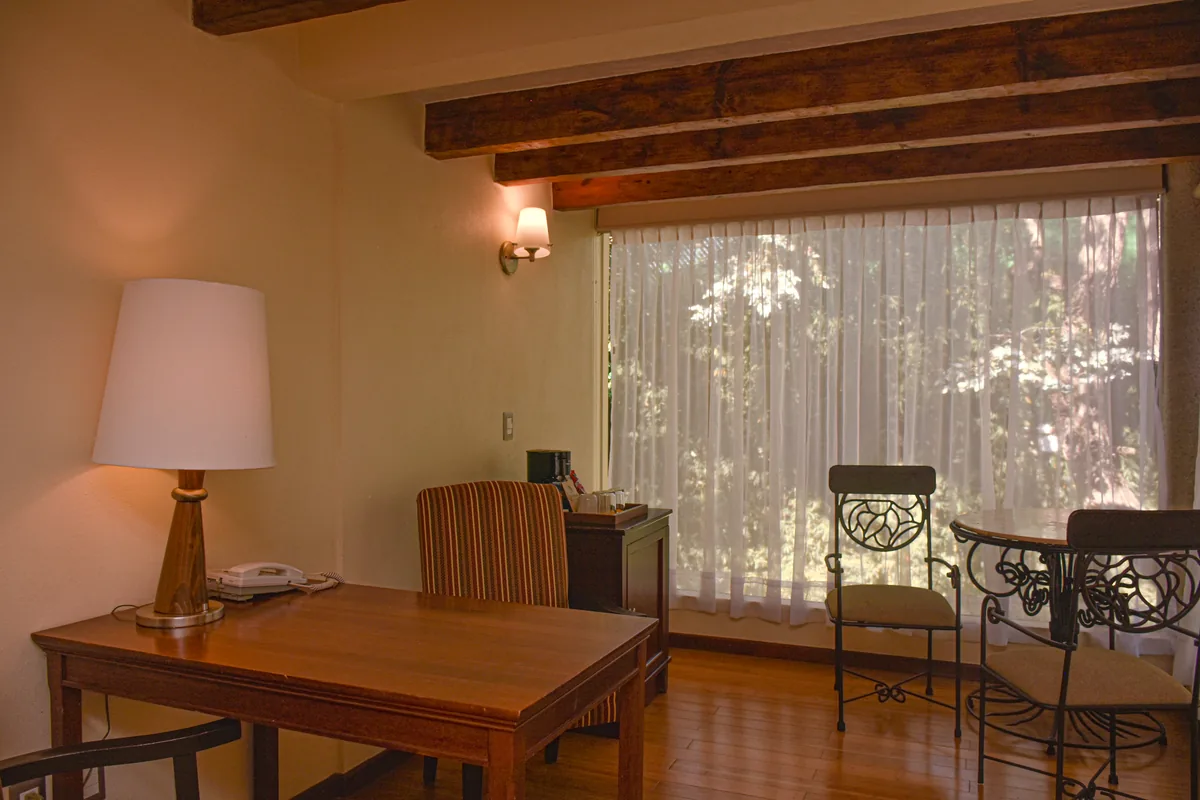Habitación Ejecutiva con escritorio junto al ventanal