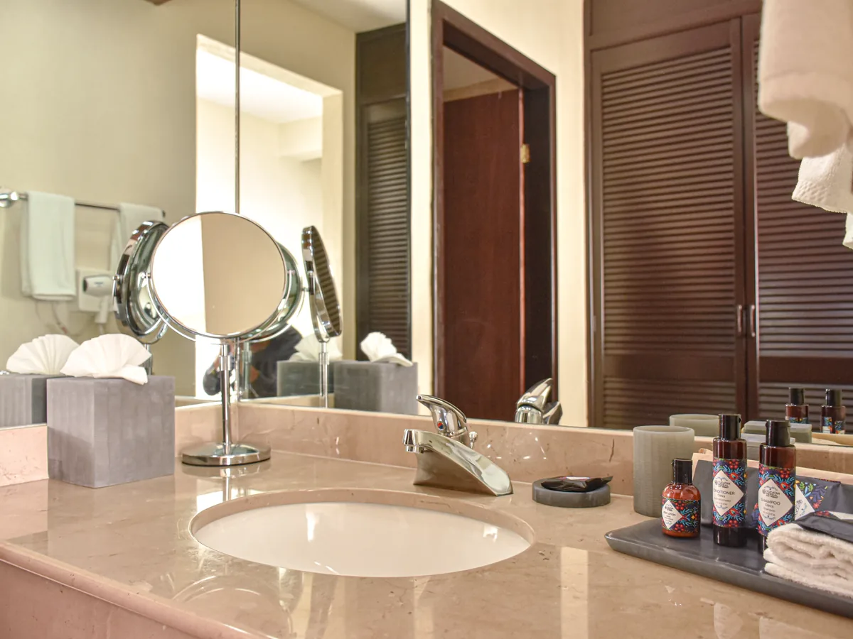Ver: Baño de mármol de la Junior Suite, con amenidades y toallas