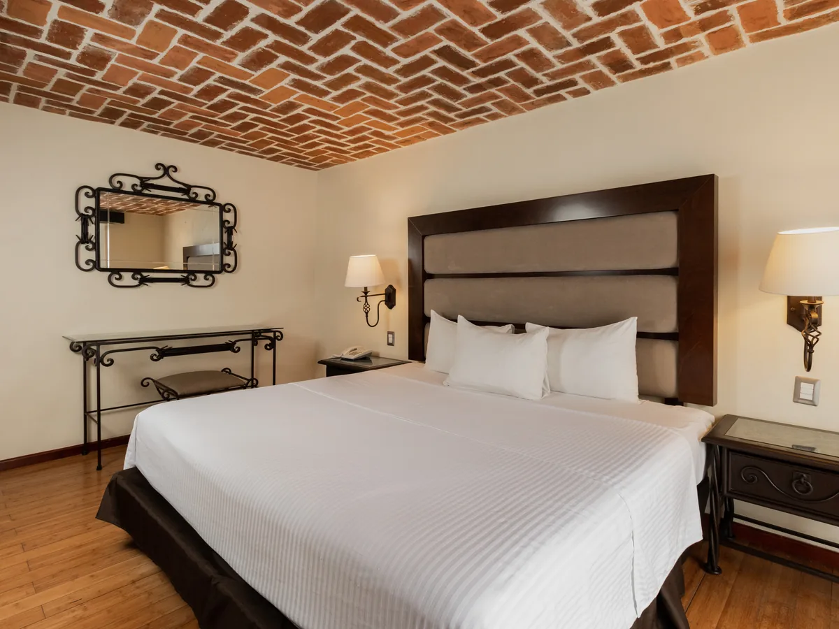 Ver: Espejo de forja y consola frente a la cama de la Habitación de Lujo