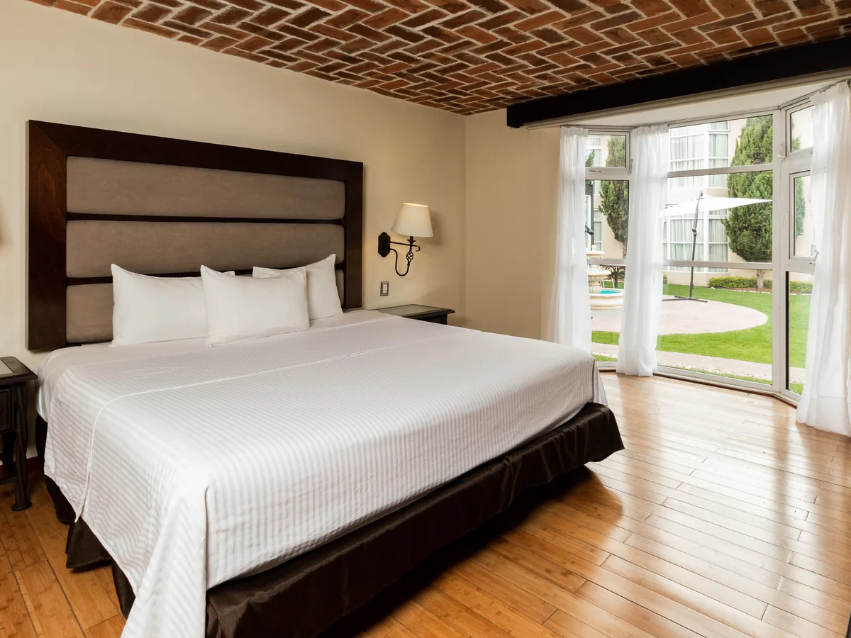 Ver: Habitación de Lujo con puertas de cristal abiertas al jardín