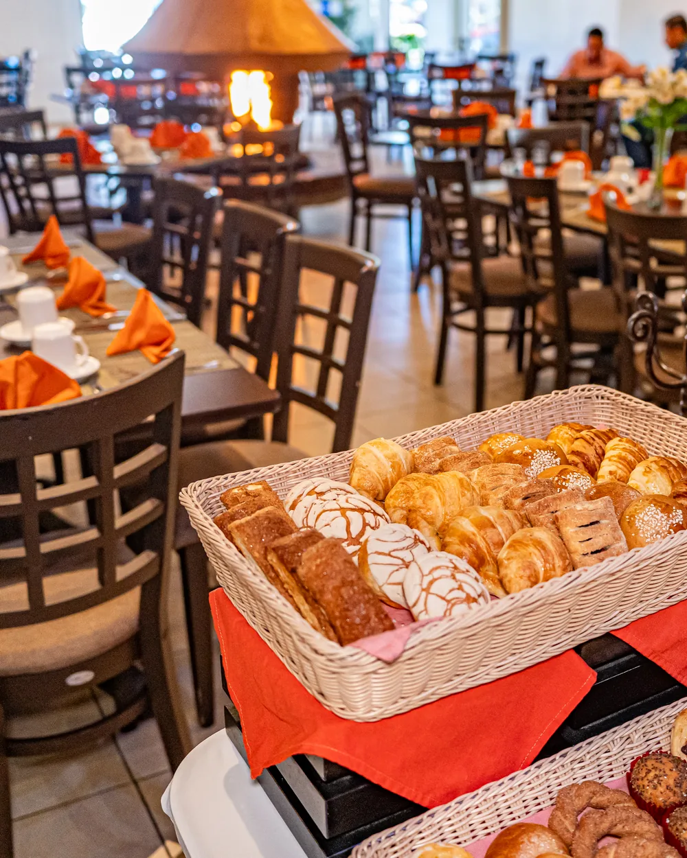 Canasta de pan dulce recién horneado en el comedor