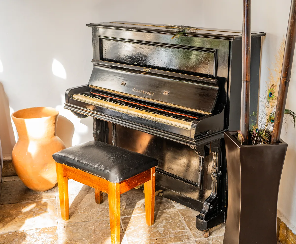 Piano vertical antiguo en un rincón del hotel