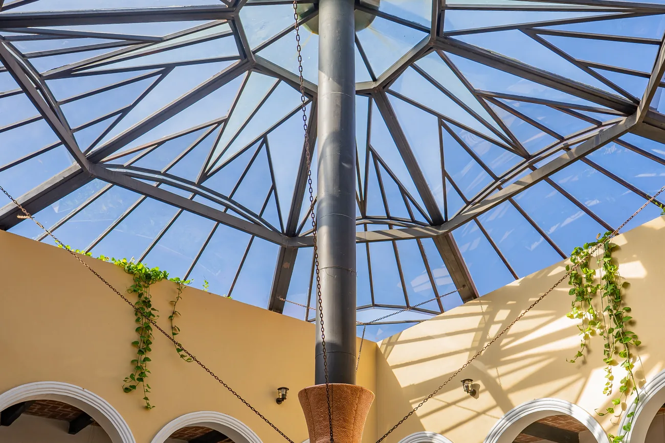 Cúpula de cristal del patio central con el cielo al fondo durante el Ritual del Atardecer