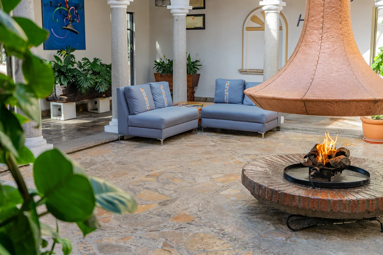 Sofás alrededor del fuego en el patio central durante el Ritual de la Conversación